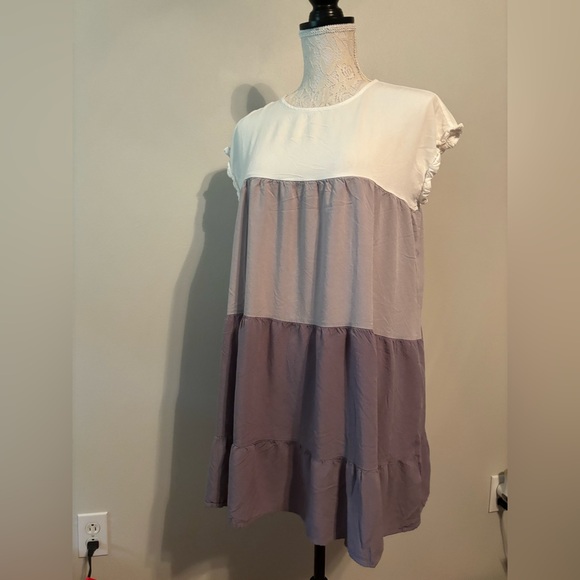 unknown Dresses & Skirts - Tiered Short Sleeve Dress in Cream and Dusty Mauve